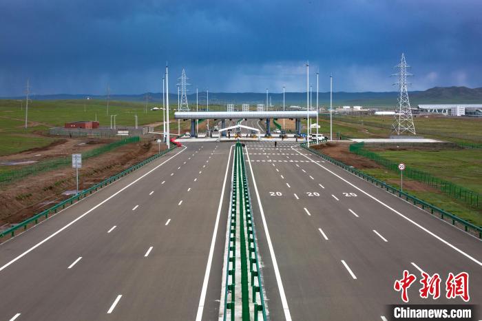 蒙古国乌兰巴托新国际机场高速公路收费站。韩新亮 摄