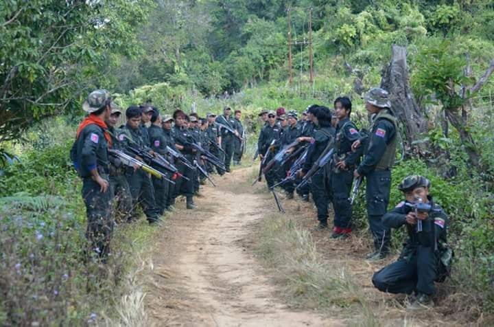 克钦民族组织士兵在进行训练 图源：克钦民族组织脸书