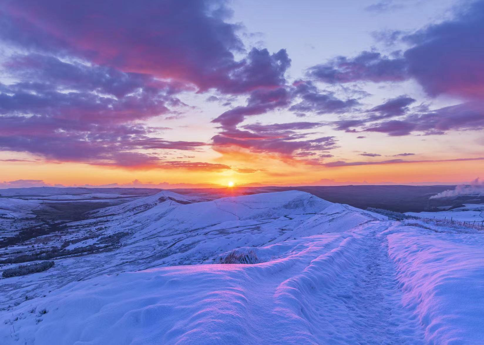 英国德比郡峰区日出风光壮美雪景宛若奇幻世界