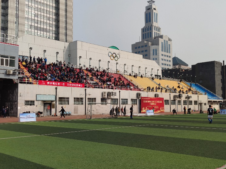 开赛前半小时,球场看台上已经聚集了不少球迷,场内也有不少媒体架起了