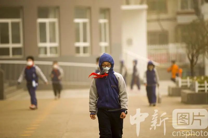 983月15日,山西省太原市,小学生戴口罩上学.中新社记者 张云 摄