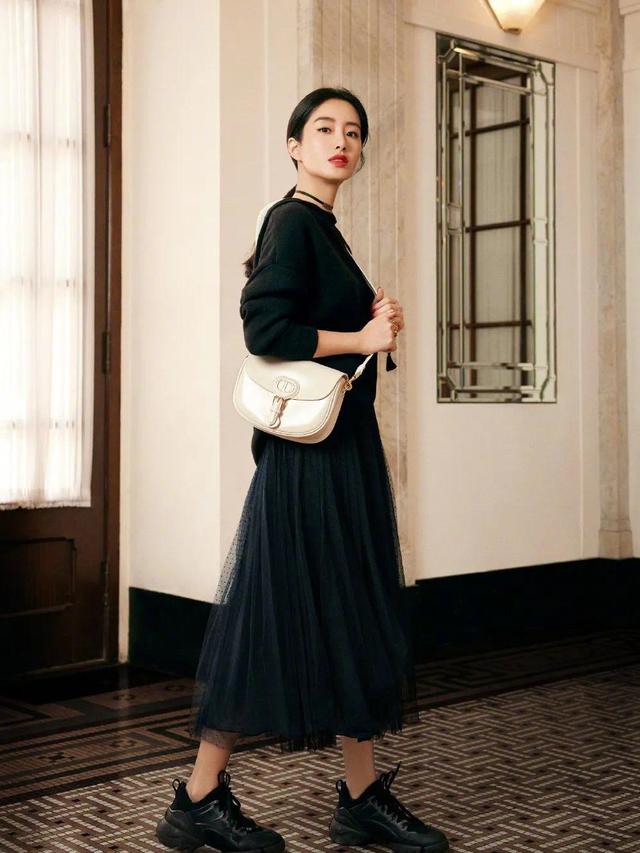  一身黑配什么颜色的鞋_一身黑配什么颜色的鞋子