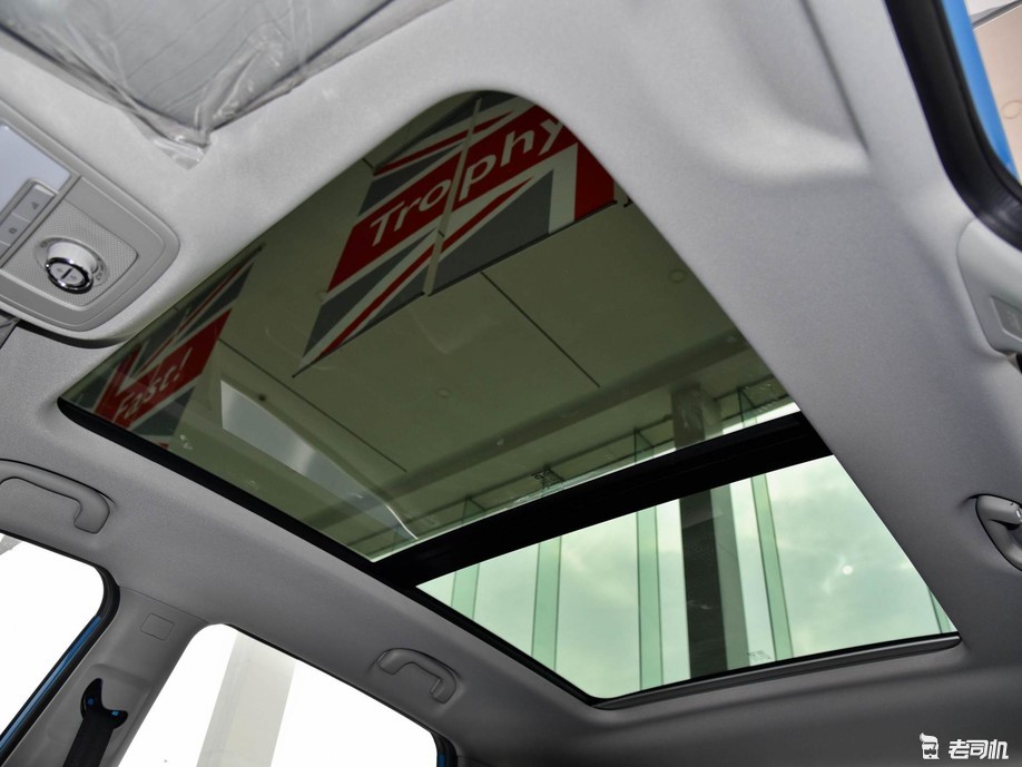 该车配备可开启全景天窗,天窗面积很大,能够有效提升车辆的采光率