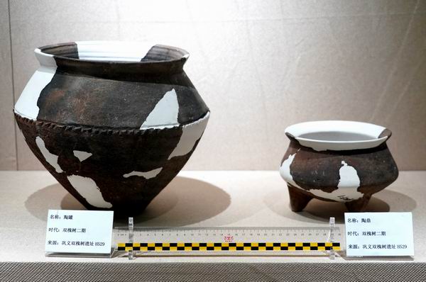 遗址出土的陶罐（左）、陶鼎