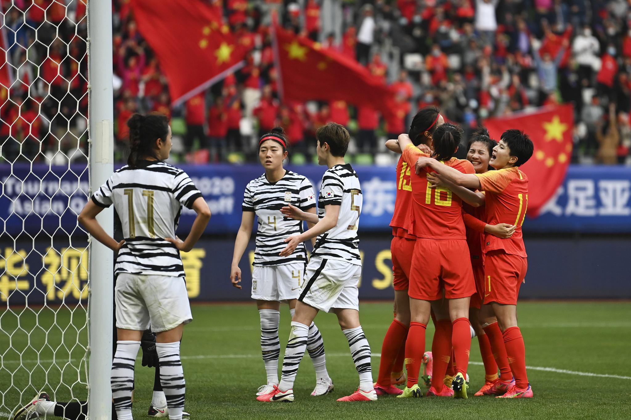 中国女足庆祝胜利。