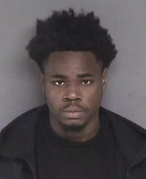 美国华人夫妇家门口被黑人抢劫嫌犯用枪指头子弹已上膛