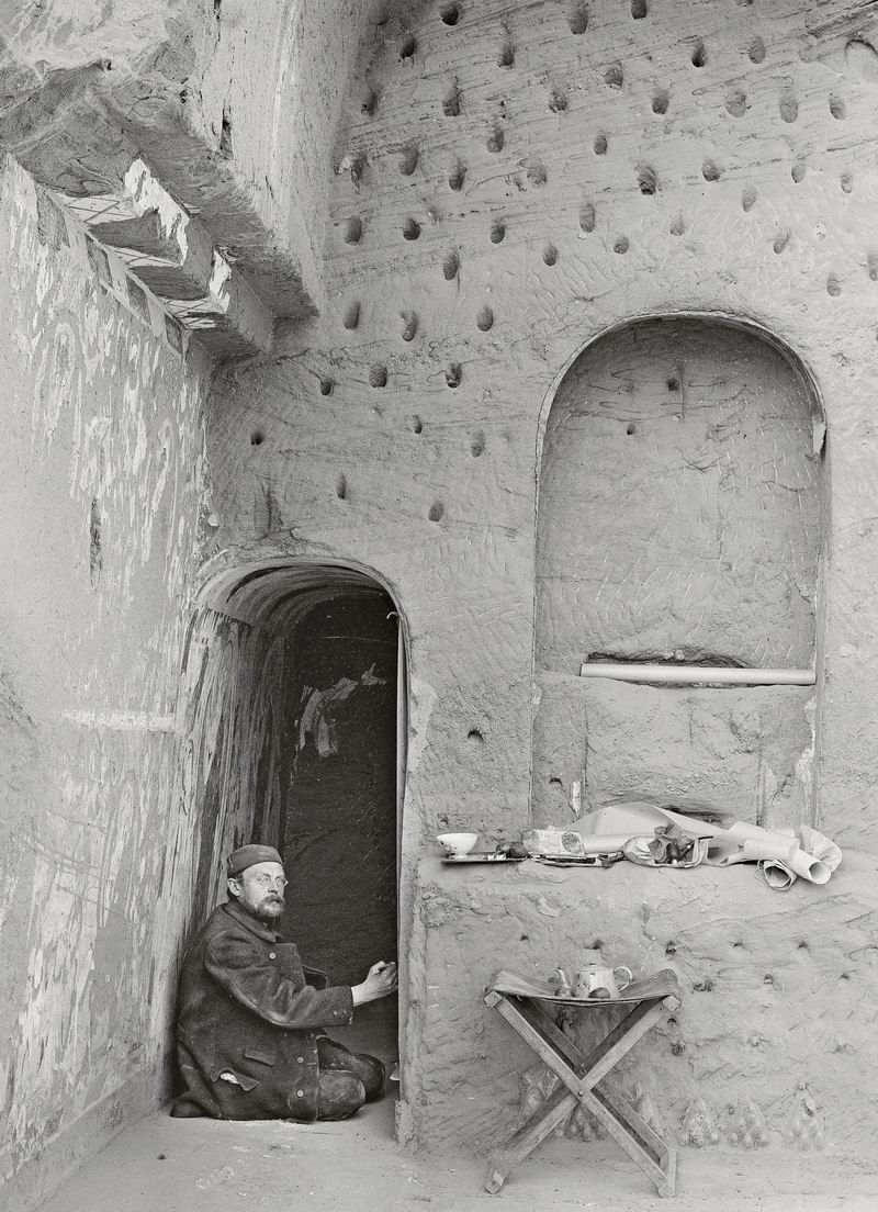 1906年,格鲁伦威德尔在克孜尔石窟第4窟临摹壁画。
