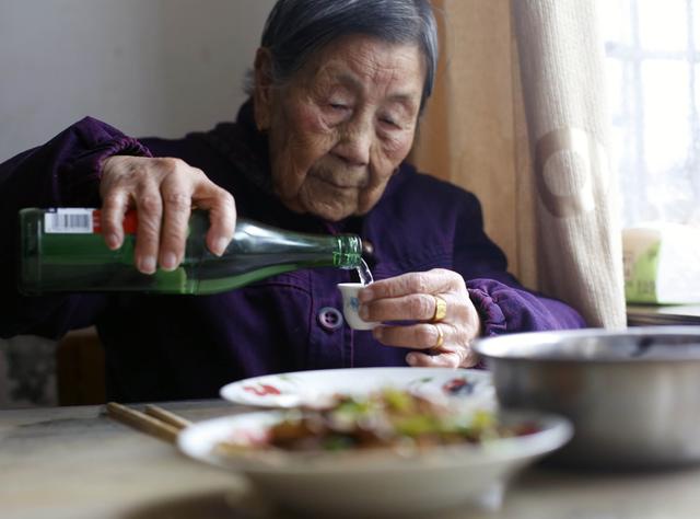 百岁老人爱喝小酒爱打牌还能穿针引线长寿密码是作息规律