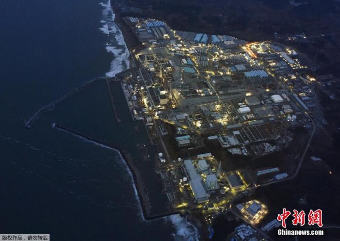 资料图：福岛第一核电站在黄昏中停运亮灯的场景。