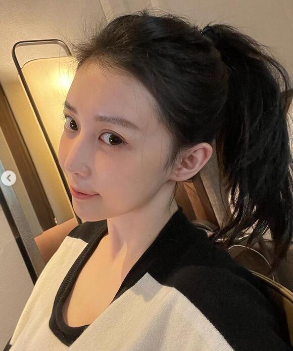 潘玮柏娇妻晒美照皮肤白嫩紧致状态佳