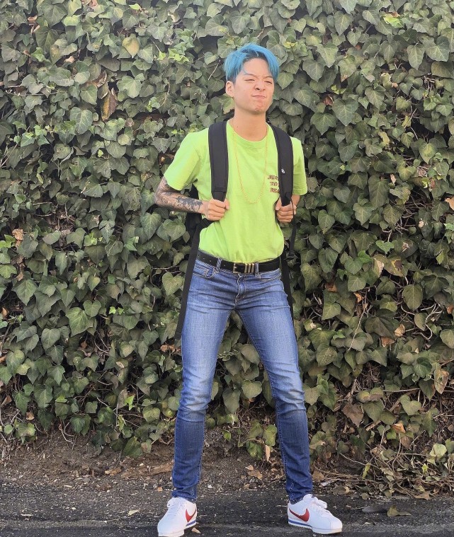 平时对自己应该是相当的自律,也正是因为有型的肌肉身材,刘逸云穿起