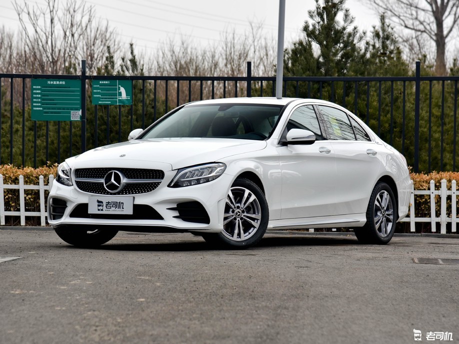 奔驰c级 2021款 c 200 l 动感型运动版车头整体较为动感,较大的多边形