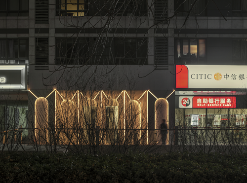 由一层西侧门头,进入酒吧主入口的三角形玄关,首先映入眼帘的便是玄关