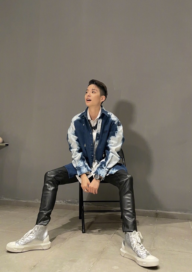 搭配健美有型的身材,虽然是女生,但不得不说刘逸云的外型已经打败了一