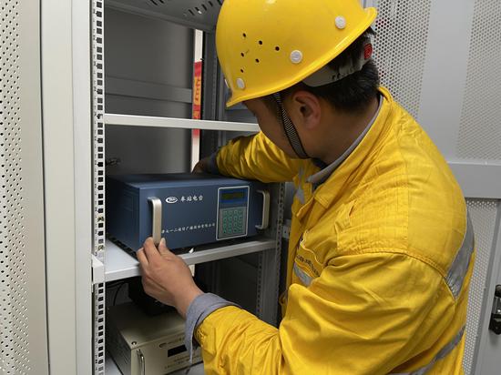 工程师正在机房进行调试. 李晨韵 摄