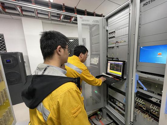 工程师正在机房进行调试. 李晨韵 摄