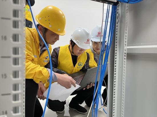 工程师正在机房进行调试. 李晨韵 摄