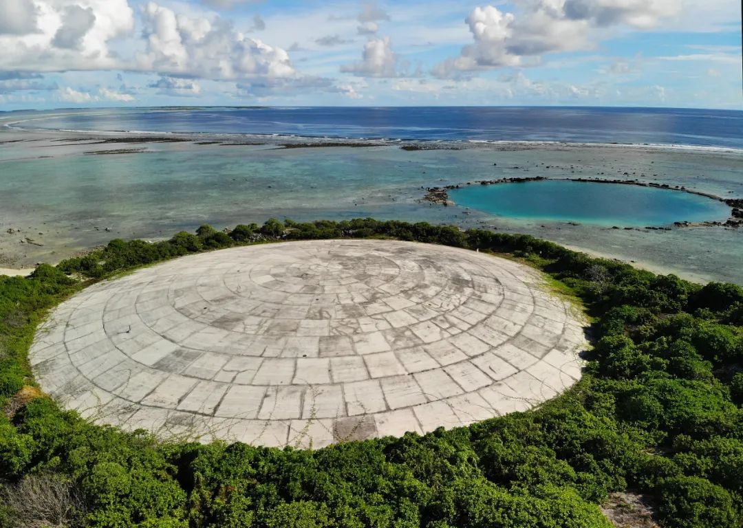 ▲资料图片：马绍尔群岛上一个巨大的核试验弹坑上方被加盖圆顶。太平洋岛国马绍尔群岛的核辐射水平高于发生核泄漏事故的日本福岛和乌克兰切尔诺贝利。（人民视觉）