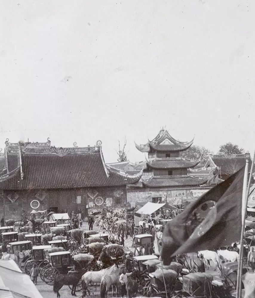 清末时期的龙华庙会，龙华寺门前车水马龙的场景。  资料题