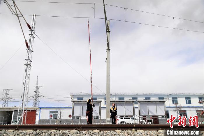 图为郭胜强和罗露露正在接地线. 马铭言 摄