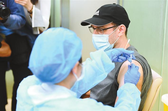 在深外籍人士昨起开打新冠疫苗|新冠疫苗|新冠肺炎_新浪新闻