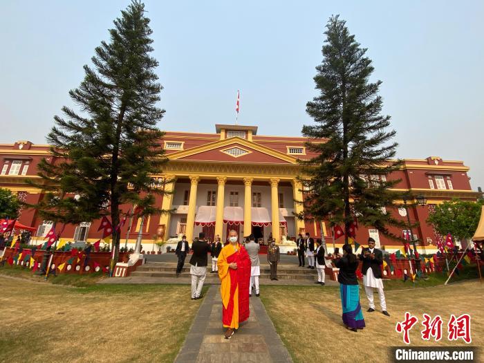 张兴娥 摄释中勇法师在接受采访时表示,今天的总统府汇聚了为尼泊尔