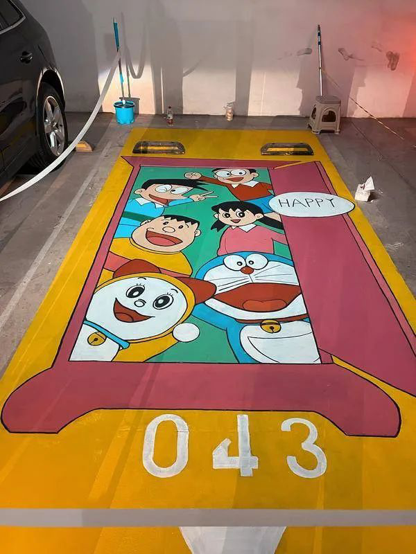 青岛多个小区私家车位现个性涂鸦 原来是他们画的