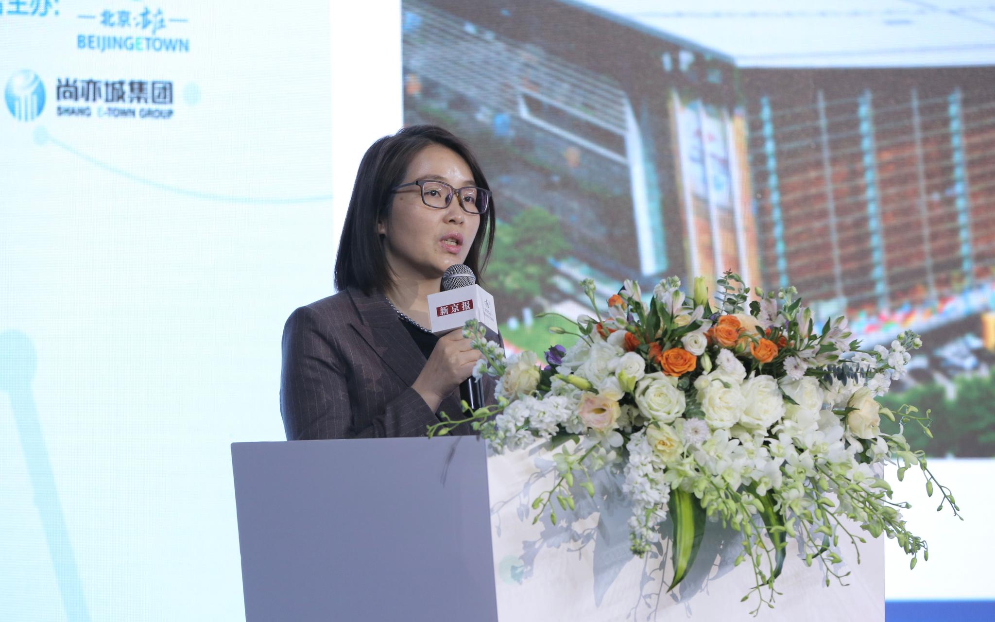 北京市"两区"办专职副主任,北京市商务局党组成员,新闻发言人刘梅英.