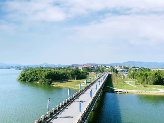 满眼翠绿,生机勃勃,这是走近流溪河夏湾拿湿地公园给人的第一印象