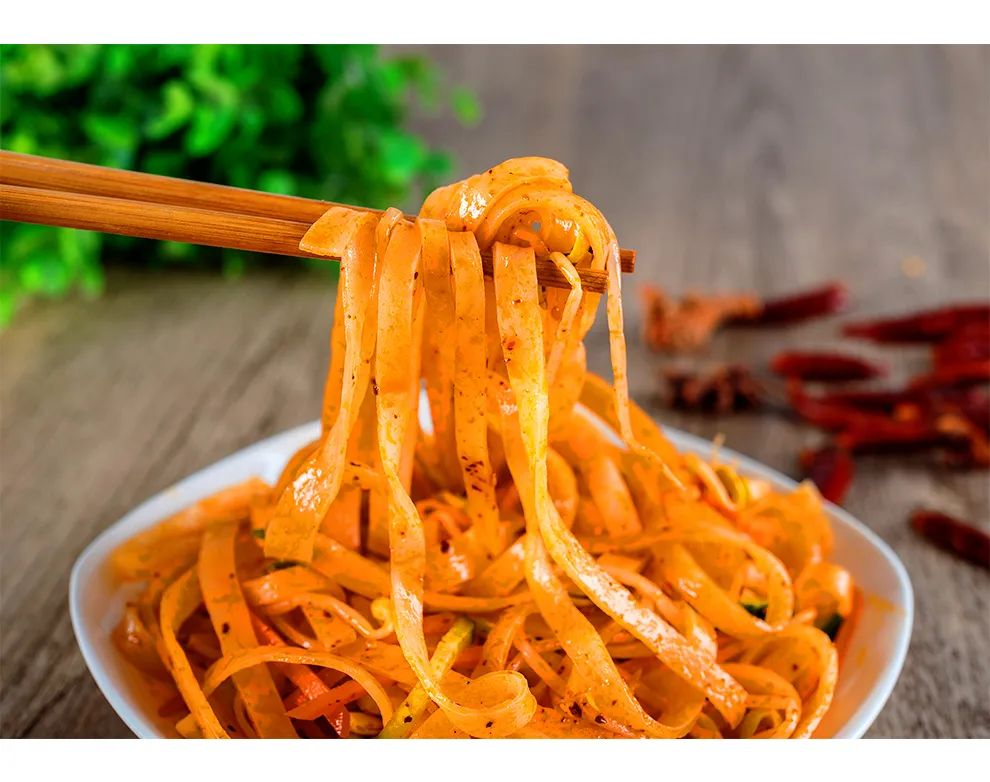 仔细听,你的胃在呼唤这一碗鲜辣味香的擀面皮