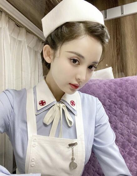 4月15日,古力娜扎在个人社交平台上晒出一组护士装造型的照片,并配文