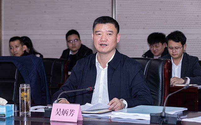 吴炳芳全力建设公园里的城市景区里的城市