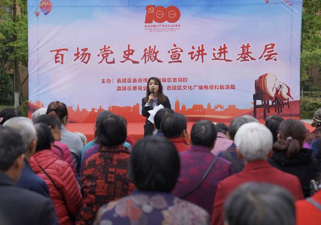 还带来了魔术表演,三句半等节目,并现场讲起西区革命史《赵全英烈士》