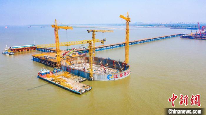 航拍常泰长江大桥建设现场。江苏省交通工程建设局供图