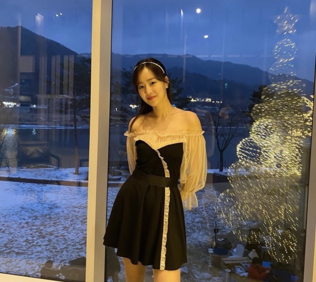 顶楼主演售后露娜恩星雪雅罕见同框三人穿制服短裙太韩系