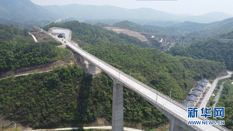 郑万高铁南漳段高家坪隧道安全顺利贯通