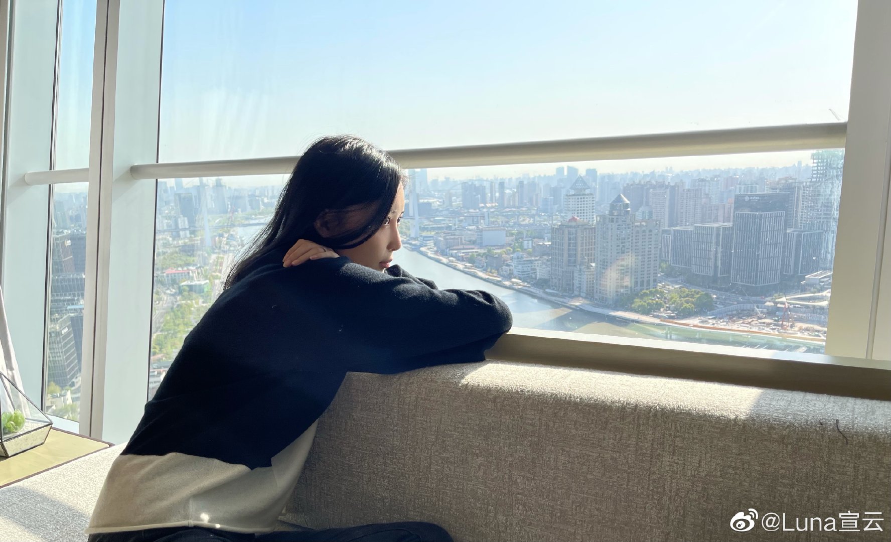 潘玮柏娇妻宣云晒美照,高马尾辫少女感十足,未承认