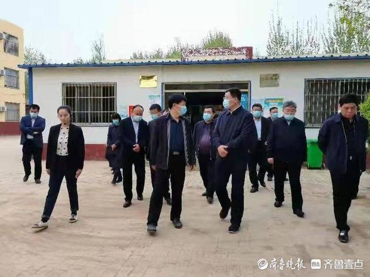 到斗虎屯镇中学进行实地调研,斗虎屯学区主任乔振路,学区副主任秦广荣