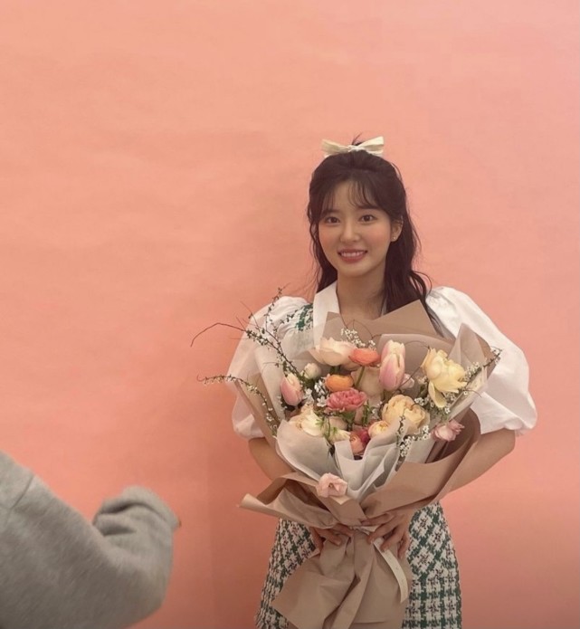 顶楼主演售后露娜恩星雪雅罕见同框三人穿制服短裙太韩系