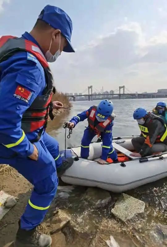 走失女孩没找到吉林市救援队启用水下影像及声呐设备搜救12岁走失女孩