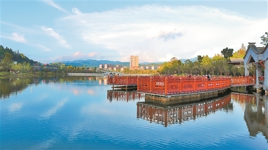 龙陵县城远眺. (供图)