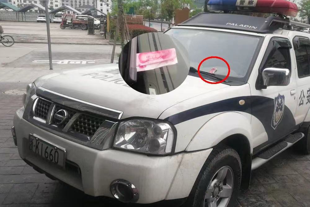 缙云县交警大队东渡交警中队民警正准备出警,突然发现警车前挡玻璃上