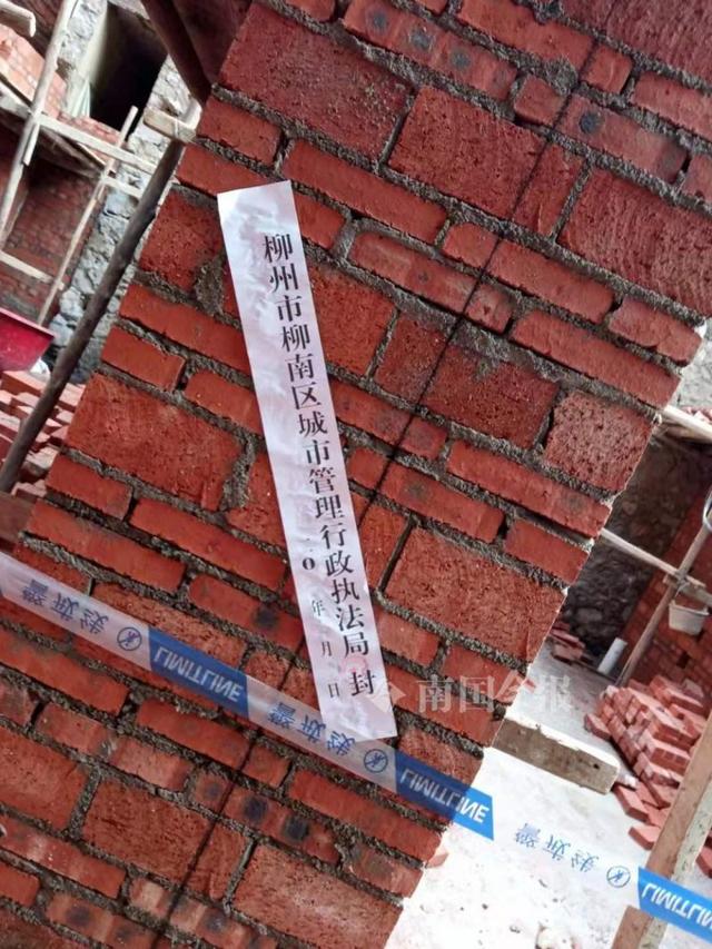 城管执法人员提醒,被政府部门查封的建设,当事人不能擅自撕毁封条继续