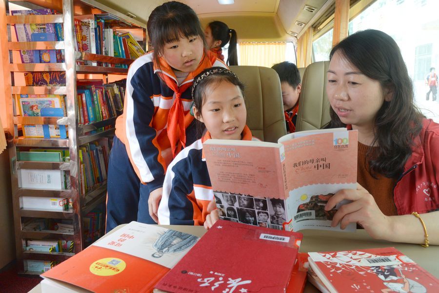 汽车图书馆开进大别山