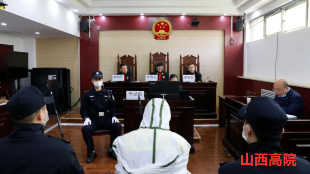 2020年4月14日23时许,被告人李俊锋在山西省清徐县凤仪北街某酒吧喝酒