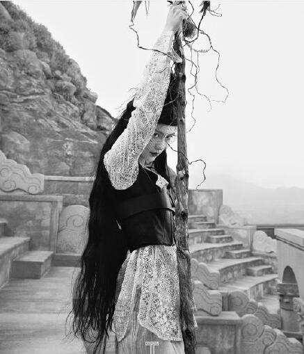 angelababy黑童话大片释出 黑纱裙搭凌乱蜂窝头散发神秘魅力