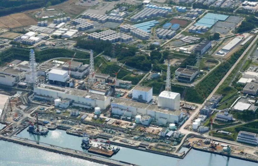 福岛第一核电站及其污水存储罐全景图。图片来源：新华社/路透