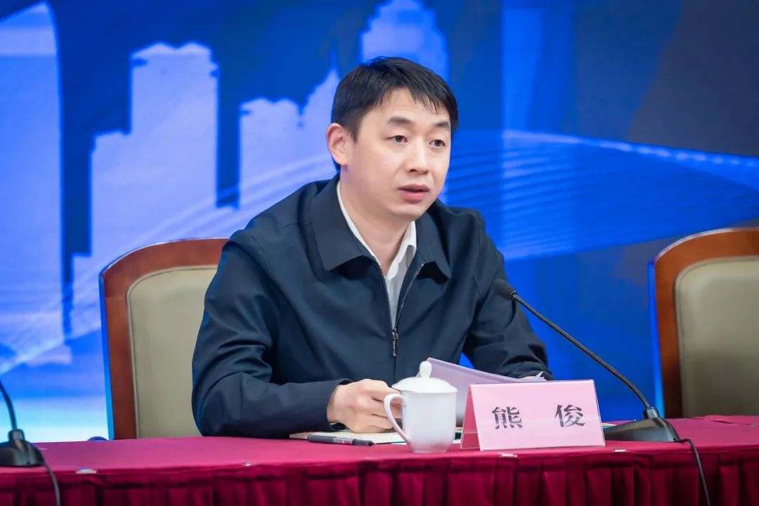 就共青团和少先队工作作讲话团省委副书记熊俊要准确把握当前德育工作