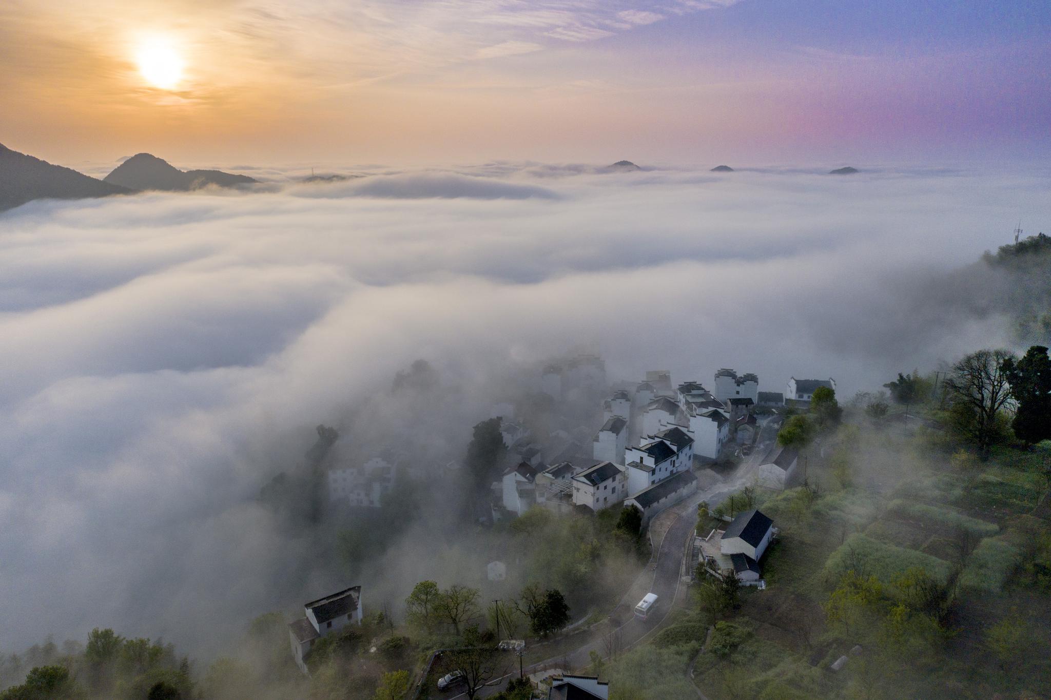 淳安晨雾装扮乡村景如画