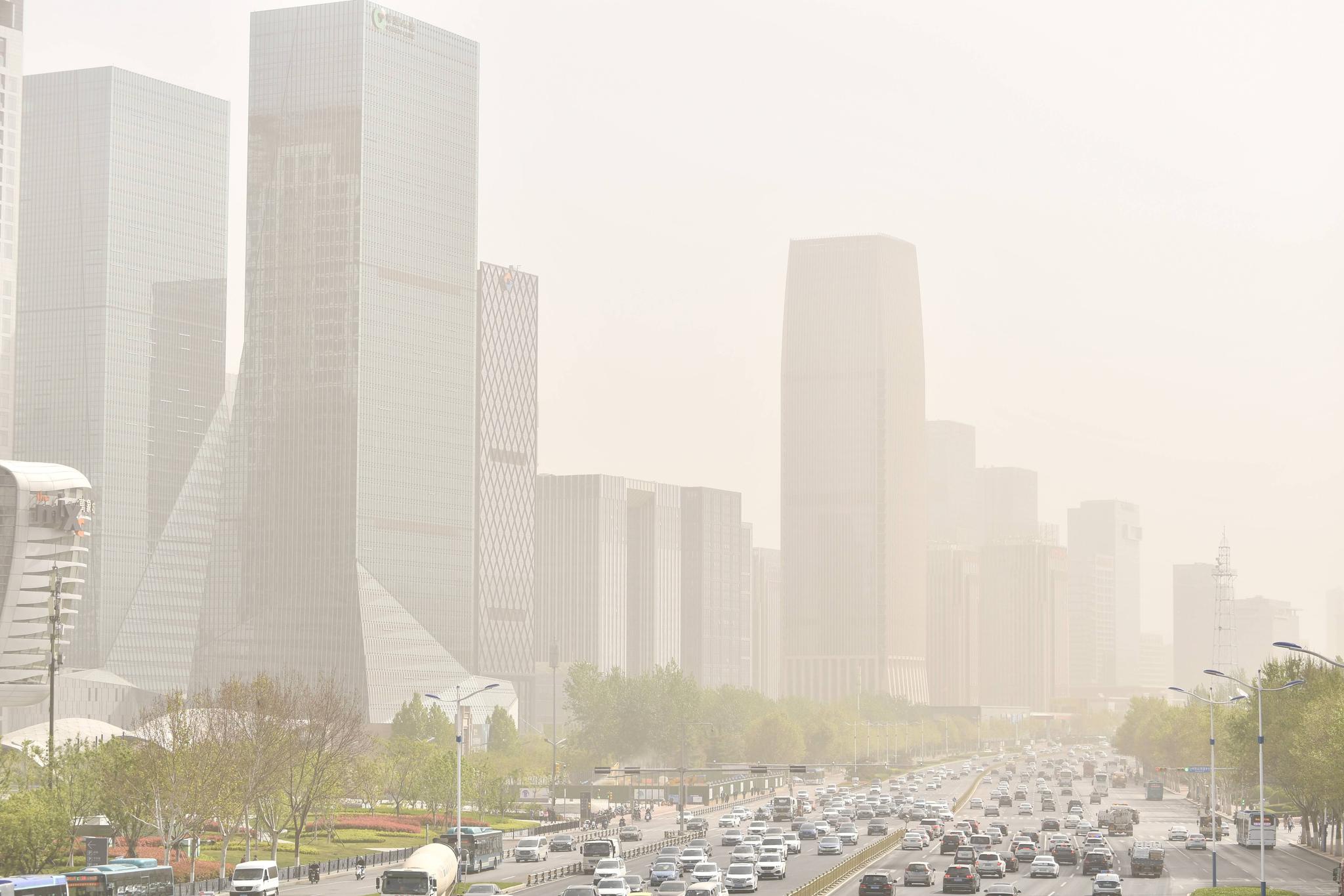 沙尘来袭济南经十东路cbd高楼群淹没在漫天黄沙之中